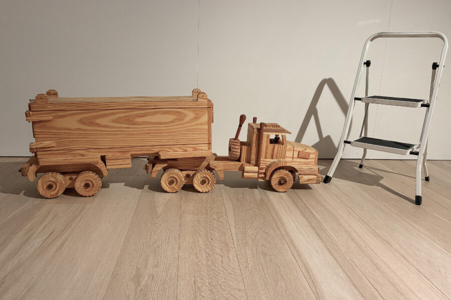 Grote houten vrachtwagen